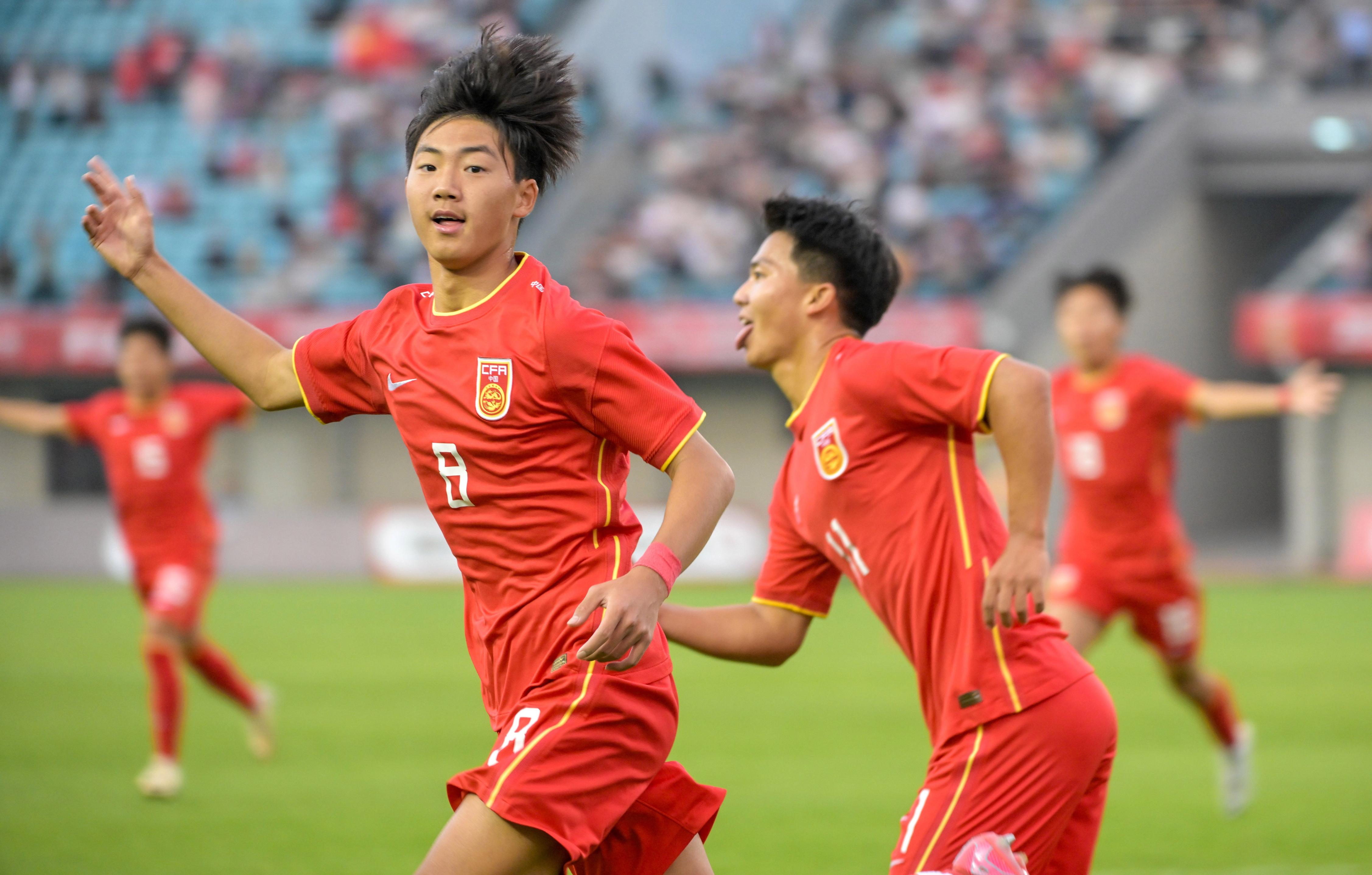 足球赛季的张力与悬念，国足团队在逐渐提升的简单介绍