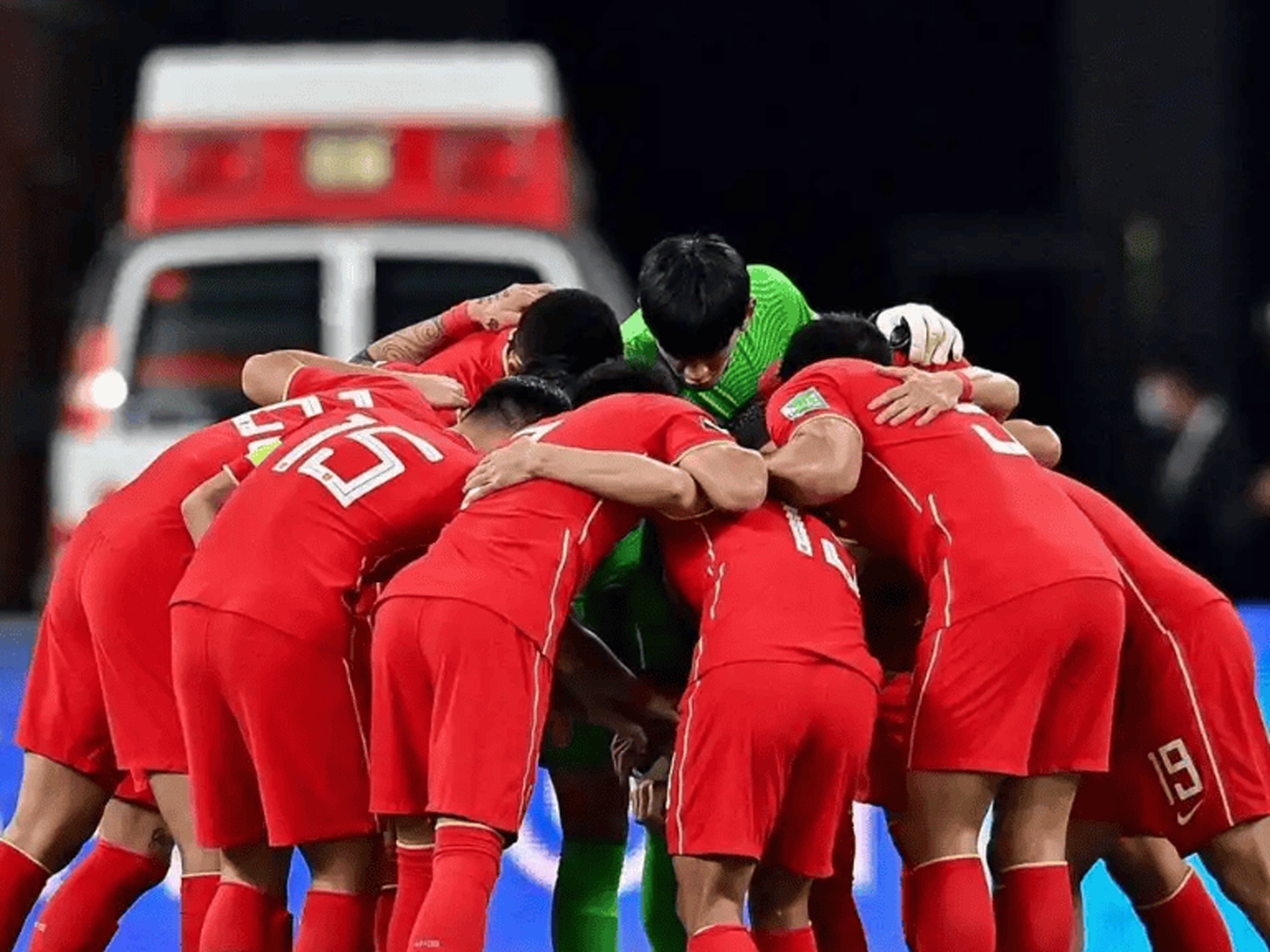 足球赛季的张力与悬念，国足团队在逐渐提升的简单介绍